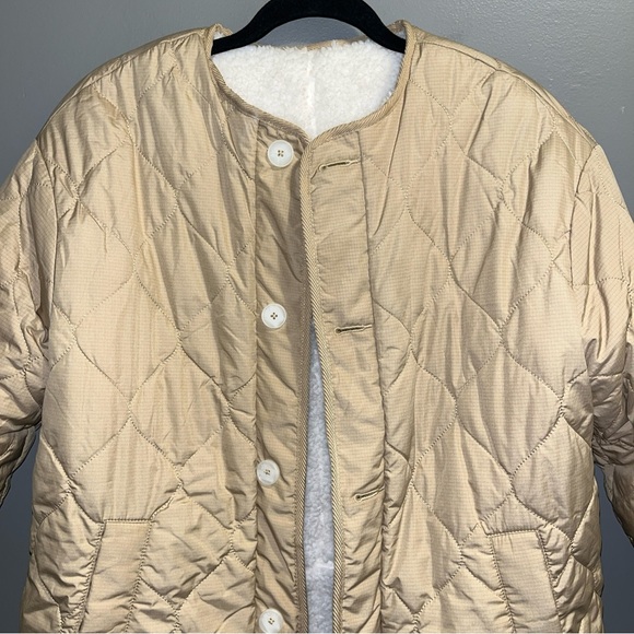 Levi’s women’s MARLOWE OVERSIZED REVERSIBLE SHERPA Quilted JACKET - Picture 12 of 16